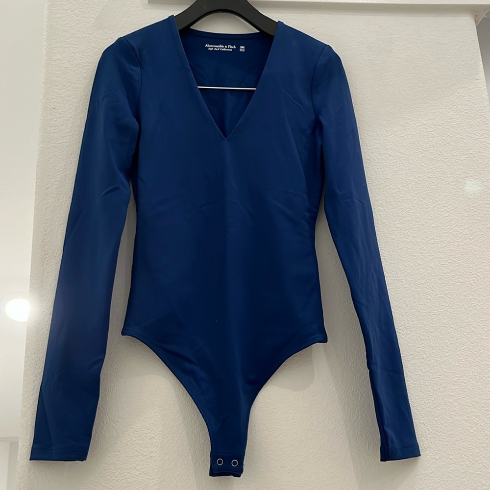 Abercrombie V-neck Long sleeve taupe bodysuit size XXS